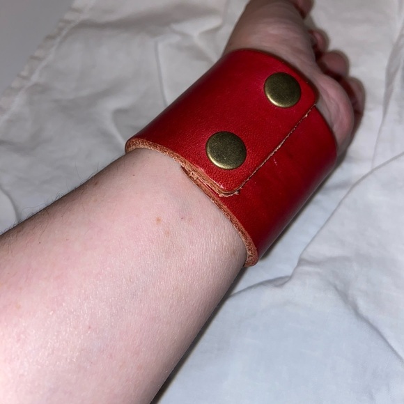 Women’s Y2K vintage dark red leather‎ Bracelet with engraved roses - Picture 3 of 7